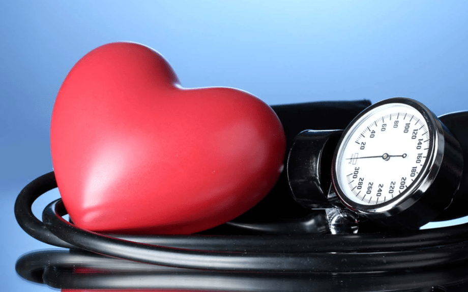 a presión arterial alta afecta o corazón