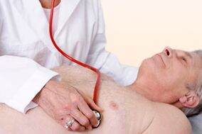 médico examinando a un paciente con hipertensión